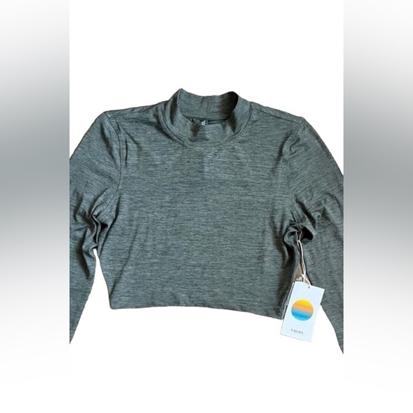 Vuori Tops - NWT Vuori long sleeve cropped top size S